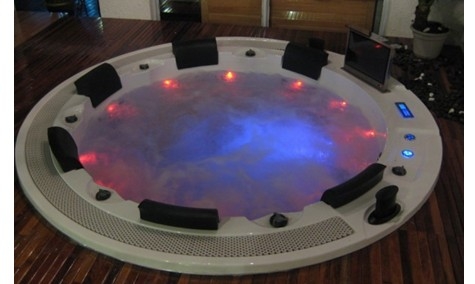 HOT TUB JACUZZI