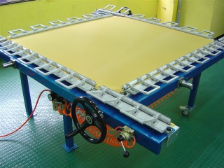 pneumatic screen stretching machine