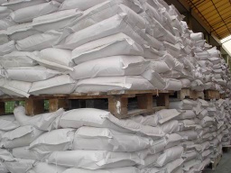 Low sodium low temperature aluminate