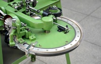 Circular hand linking machine