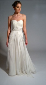 Strapless simple wedding dress features in great chiffon